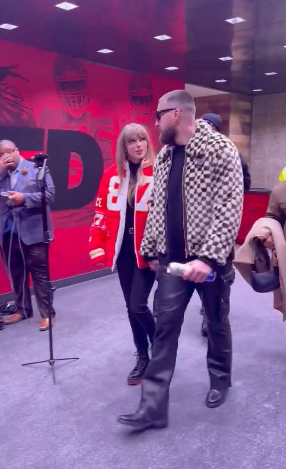 Breaking News: Taylor Swift and Travis Kelce take a covert flight to the Tennessee city of Nashville and absolutely nobody suspicions something...