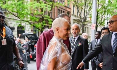 News Update: Before the Met Gala, Doja Cat appears at the hotel almost entirely nude, hiding beneath a plastic bag. Absent Shame: Put the red carpet and after-parties out of your mind. Fans, what are your opinions on this?