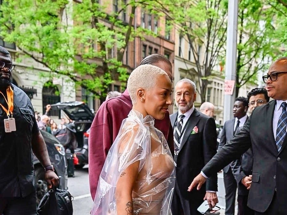 News Update: Before the Met Gala, Doja Cat appears at the hotel almost entirely nude, hiding beneath a plastic bag. Absent Shame: Put the red carpet and after-parties out of your mind. Fans, what are your opinions on this?